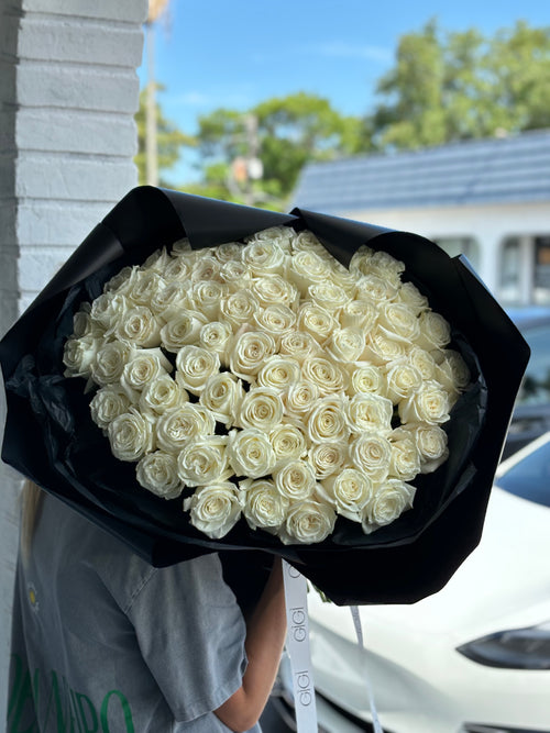 large bouquet of creme roses