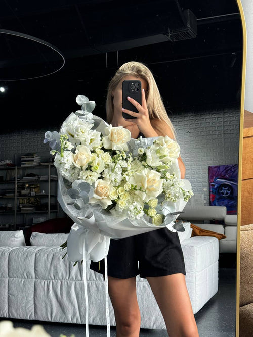 Crème and Yellow flowers with white bouquet