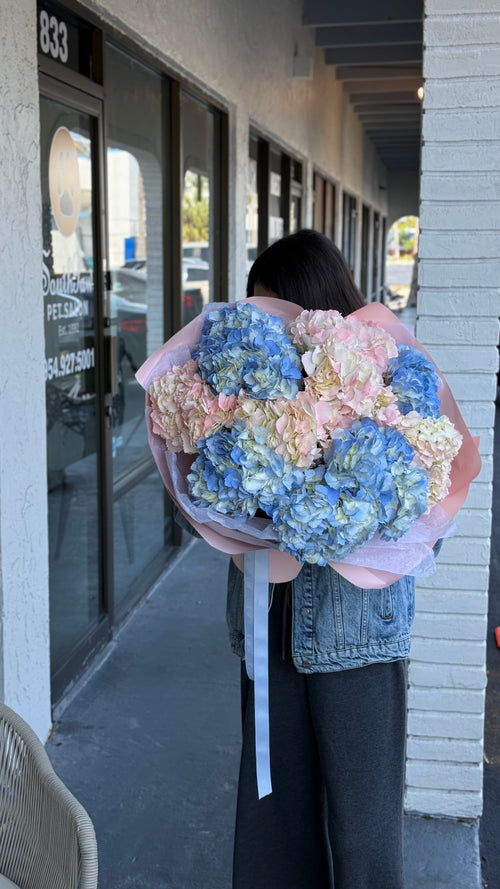 Blue and pink creme flowers bouquet