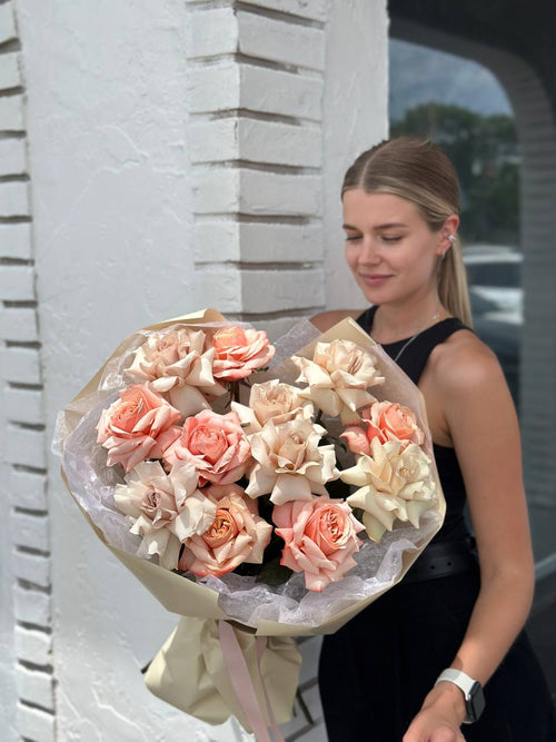 Large bouquet of creme and peach flowers