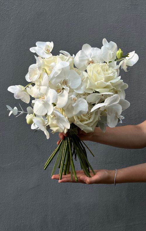 White flowers and roses bunch