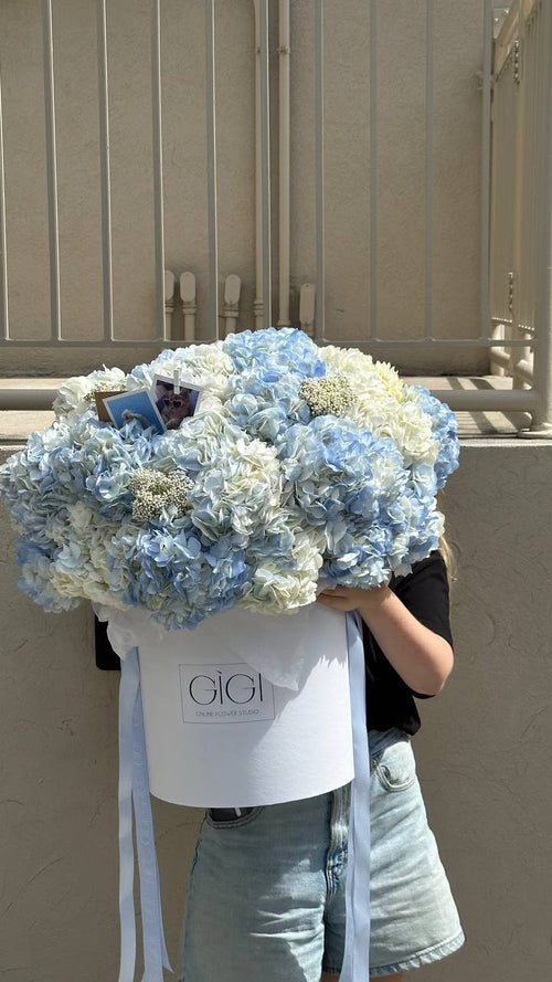 Beautiful bunch of flowers with creme and white color