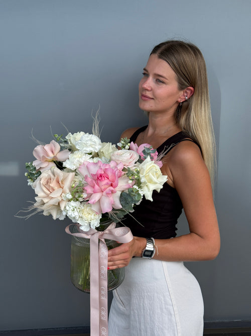 Bouquet in a vase Aurora